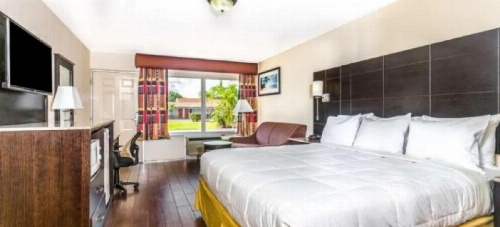 Econo Lodge Inn & Suites image 10