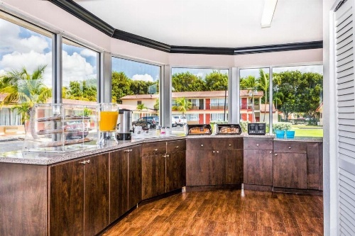 Econo Lodge Inn & Suites image 11