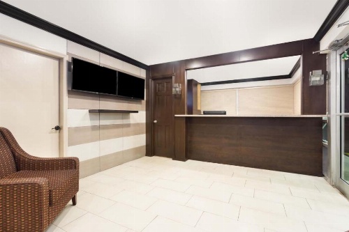 Econo Lodge Inn & Suites image 12