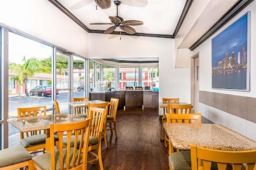 Econo Lodge Inn & Suites image 15