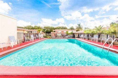 Econo Lodge Inn & Suites image 2